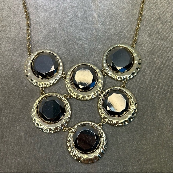 BLACK good-tone hammered round circular bib necklace - Picture 3 of 7